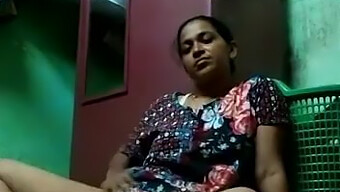 Hot Indian Milf Fingering Bagian 1