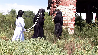 Deux Mecs Pervers Se Relaient Pour Fesser Cette Fille Magnifique En Plein Air