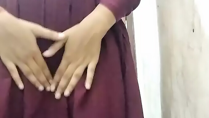 Indienne De 18 Ans Se Masturbe Et Avale Du Sperme