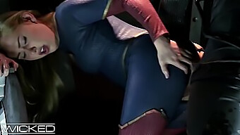 Kidnappée Par Des Extraterrestres, Supergirl Se Laisse Aller Au Plaisir Anal