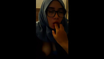 Indonesisches Hijab-Mädchen Gibt Einen Blowjob In Diesem Hausgemachten Video