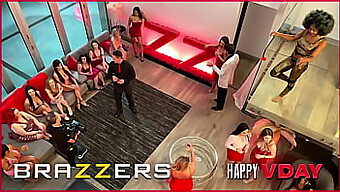 Bunny Colby, Keira Croft, Scarlit Scandal, Aubree Valentine E Altre Ragazze Si Uniscono Per Un'Orgia In Questo Video Di Brazzers