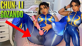 Street Fighter'Dan Chun Li Gibi Giyinmiş Sıcak Bir Cosplay Kızı, Hentai Tachi Vibratörünü Kullanarak Orgazm Oluyor Ve Islanıyor