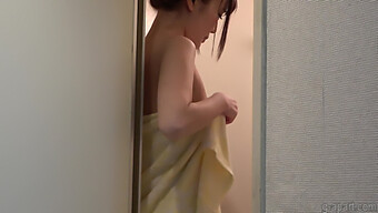 Japanse Tiener Sarina Kurokawa Geniet Van Een Een-Op-Een Cam Solo Douche