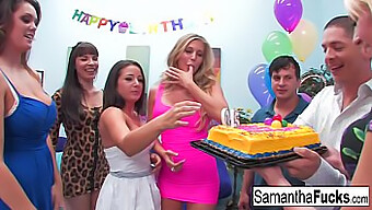 Un Gruppo Di Adulti Nudi Festeggia Il Compleanno Di Samantha In Un'Orgia Selvaggia..