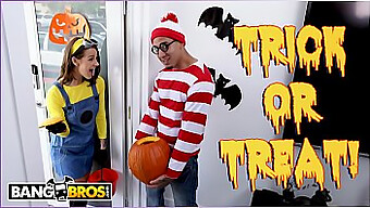 Halloweenská Lahůdka Pro Drobnou 18letou: Bruno Jí Dává Něco Speciálního