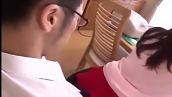 Japanische Stiefmutter Gibt Einen Blowjob