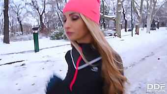 Alyssia Kent Și Prietenii Ei Au Un Trio Sălbatic