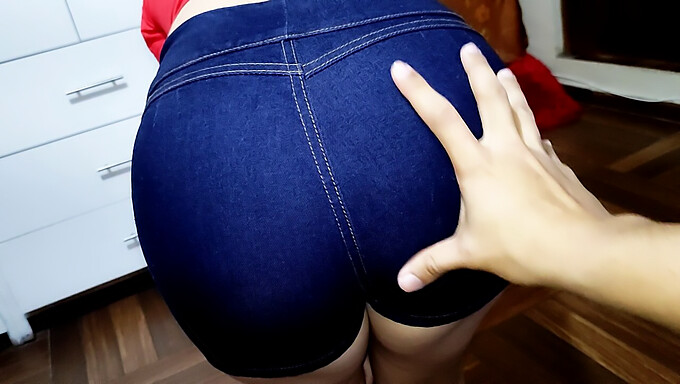 Una Chica En Azul Muestra Sus Nuevos Jeans En Un Video Hardcore