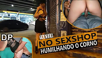 Humillación De Cornudo: Esposa Es Doblemente Penetrada Por Dos Tíos