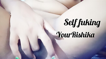 การจับมือในตอนเช้าจากด้านหลังโดย Yourrishika