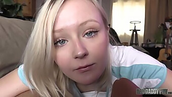 Zierliche Blonde Teenagerin Lässt Ihre Enge Muschi Bis Zum Limit Dehnen!