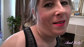 Milf Grace Viser Frem De Store Puppene Sine Og Beveger Seg I Pov