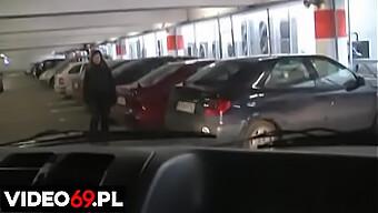 Teen (18+) Hace Una Mamada En El Coche En El Estacionamiento