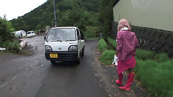 日本女孩的阴户在公共场合被陌生人操