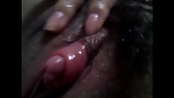 Linda Chica Amateur Disfruta Masturbándose Su Gran Y Peludo Clítoris