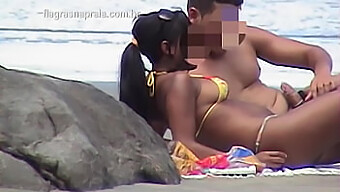 Keseronokan Voyeur: Remaja Brunette Panas Diliwat Di Pantai