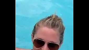 Deepthroat-Blowjob Der Blondine Im Öffentlichen Pool Vor Der Kamera Aufgenommen