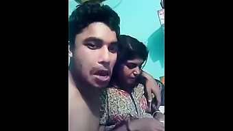 インドの義母と義理の息子がホットなキスとおっぱいプレイに従事する