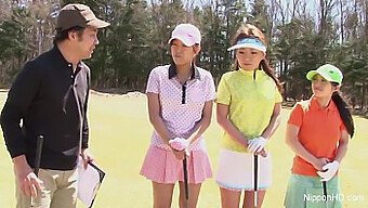 Adolescenta Japoneză Își Udă Cluburile De Golf