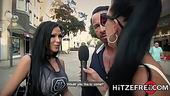 Polna Prsi Nemška Milf Uživa V Analnem Seksu Na Prostem