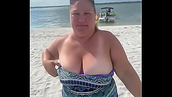 Belleza De Grandes Tetas Se Muestra En Una Playa Pública