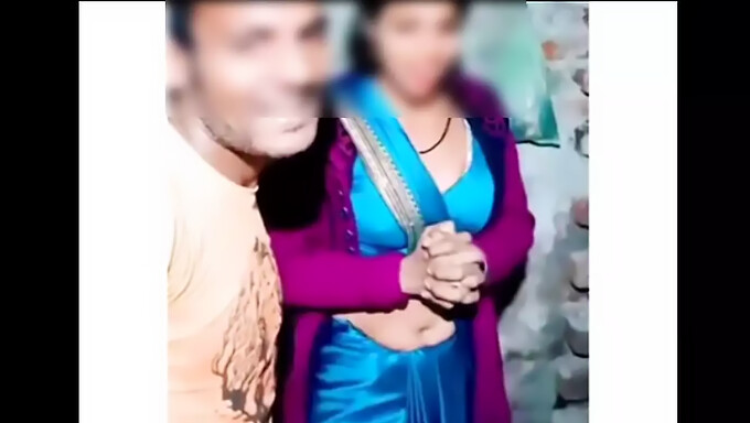 बड़ी गांड वाली भारतीय Milf अपनी चूत को बड़े लंड से फैलाती हुई।