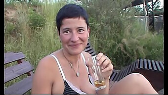 Pov Videó A Barna Szépséggel, Christine-Nal, Amint Kézimunkát Ad És Cumshot-Ot Kap