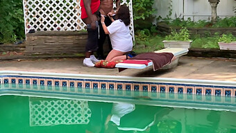 Esposa Caliente Chupa Una Gran Polla Negra En La Piscina