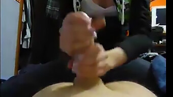 O Handjob Cu Un Penis Uriaș De La Un Amator Cu Penis Mare