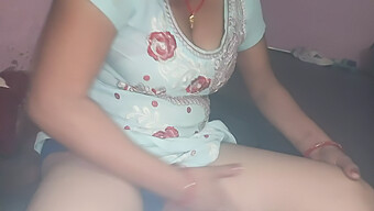 18 Yaşındaki Hint Bhabhi, Oral Seksle Sert Bir Şekilde Beceriliyor