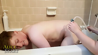 Amateur Femdom En Slaaf Spelen Met Anale Speeltjes Onder De Douche