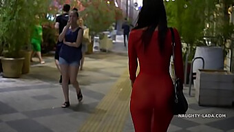 Sem Calcinha Necessária: Vestido Vermelho Transparente Nas Ruas.