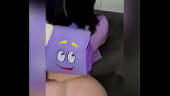 Dora: Seorang Latina Yang Sensual