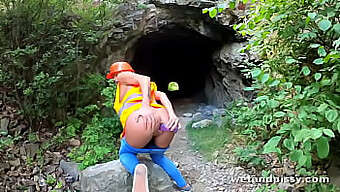 Masturbation Und Weibliche Ejakulation Mit High-Vis-Outdoor-Pisse