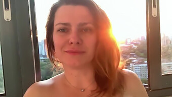 Milf À Gros Seins Profite D'Une Session Solo Sur Le Balcon