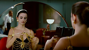 Vẻ Đẹp Ngực To Của Penelope Cruz Trong Một Nụ Hôn Gợi Cảm Và Móc Vú