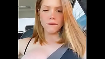 Teenie Conduciendo Con Grandes Tetas Y Una Gran Polla