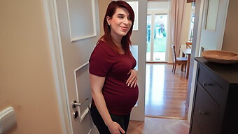 Le Sexe De La Dette D'Une Femme Enceinte Dans Une Vidéo Porno