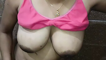 Indische (Desi) Bhabhi Fingert Sich In Selbstgemachtem Video