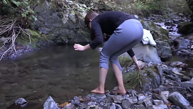 Dorm Room Coed Neemt Een Dubbele Penetratie In De Rivier In 60 Fps Video