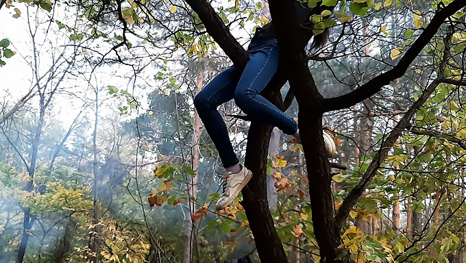 Κορίτσι Σκαρφαλώνει Σε Ένα Δέντρο Για Μια Λεσβιακή Εμπειρία - Δημόσια Αυνανισμός