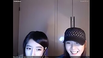 Cô Gái Châu Á Thổi Kèn Trên Webcam