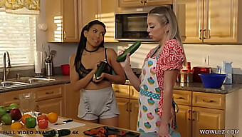 Tiffany Watson E Jada Kai Exploram Seu Lado Kinky Em Um Trio Lésbico