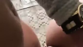 Assista A Uma Garota Árabe Desfrutando De Um Pau Grande Em Seu Cu Durante O Ramadã