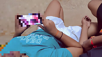 Suman, Una Chica India, Atrapada Masturbándose Por Su Hermanastro Y Le Pide Sexo