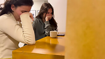 I Bagni Pubblici Sono L'Ambientazione Perfetta Per Un Trio Caldo E Intenso