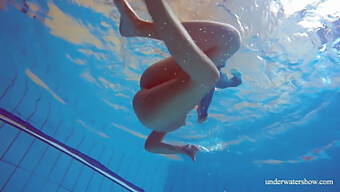 Uma Beleza De Cabelos Castanhos Experimenta Dupla Penetração Na Piscina E Fica Nua.