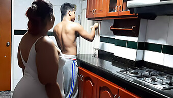 Ibu Rumah Tangga Latina Berbokong Besar Dientot Oleh Tetangganya Di Dapur