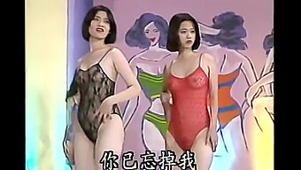 Een Taiwanees Meisje Laat Haar Lingeriecollectie Zien In Een Permanente Tentoonstelling